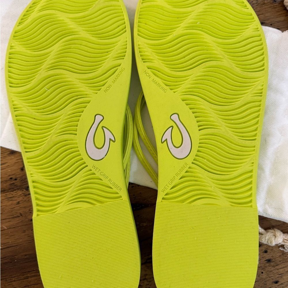 Olukai AKA flip flop
Sandals new in bag - Picture 7 of 11